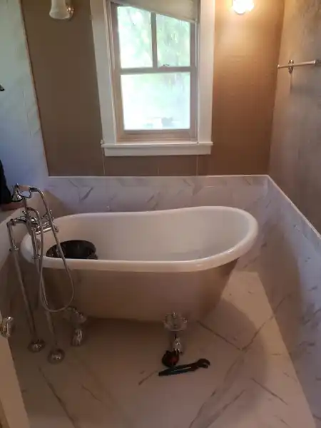 Clawfoot tub bath